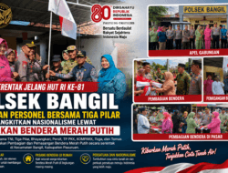 Jelang HUT RI ke-81, Polsek Bangil Bersama Tiga Pilar Serentak Bagikan dan Pasang Bendera Merah Putih