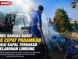 Polres Bangka Barat Gerak Cepat Padamkan Bangkai Kapal Terbakar di Pelabuhan Limbung